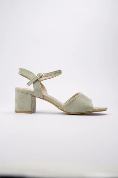 Klapki na koturnie z błyszczącymi klamrami w kolorze Green