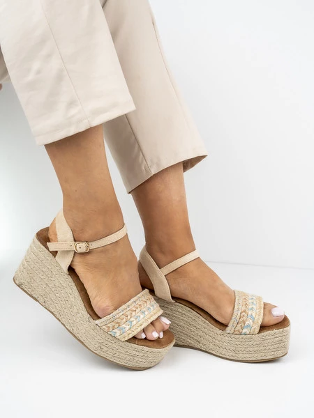 Sandały na koturnie z plecionką w kolorze Beige