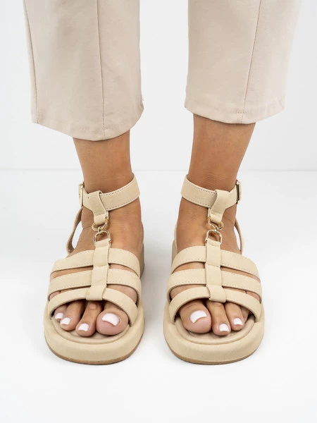 Sandały płaskie damskie z paskami w kolorze Apricot