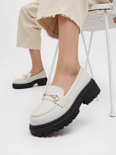 Damskie Mokasyny CARLA WHITE – Subtelna Elegancja z Wyrazistym Detalem