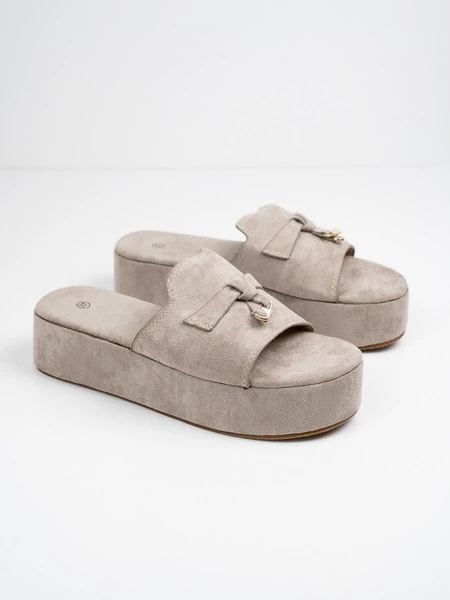 Klapki na koturnie z ozdobą w kolorze Khaki