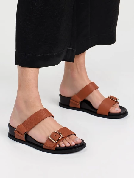 Klapki płaskie damskie z metalową klamrą Camel