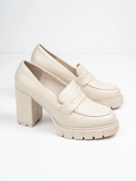 Mokasyny na obcasie z masywną podeszwą w kolorze Beige