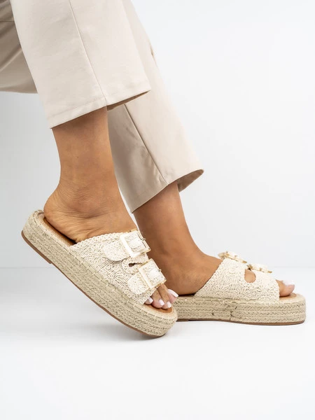 Klapki na koturnie z ozdobnymi klamrami w kolorze Beige
