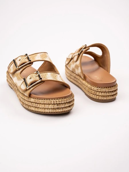 Klapki na koturnie z ozdobnymi klamrami w kolorze Beige