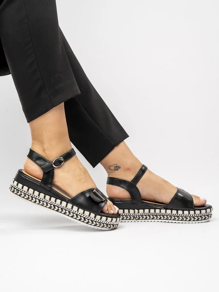 Klapki damskie z ozdobą złotą w kolorze Black