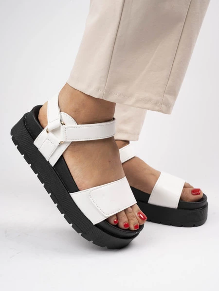 Sandały na koturnie skórzane z zapięciem na rzep w kolorze White