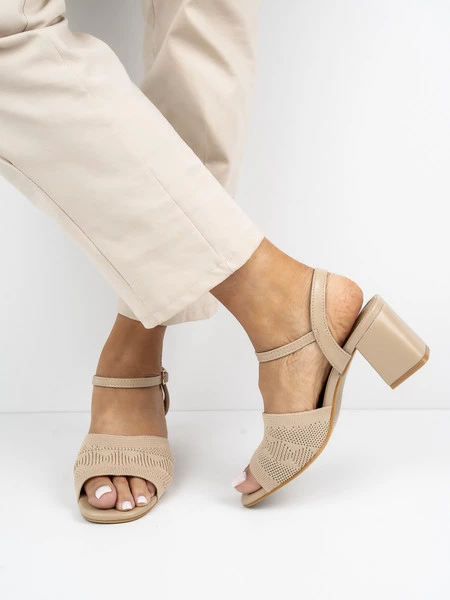 Sandały na obcasie z ażurowym przodem w kolorze Khaki