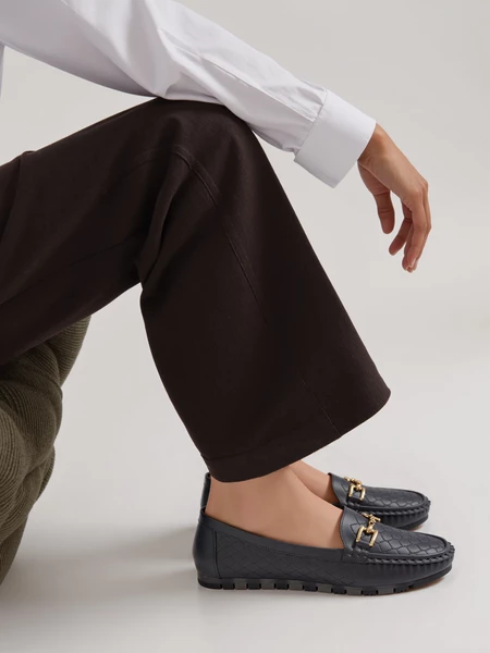 Damskie Mokasyny LIA NAVY – Ażurowy Wzór i Elegancki Akcent