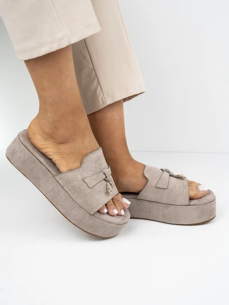 Klapki na koturnie z ozdobą w kolorze Khaki