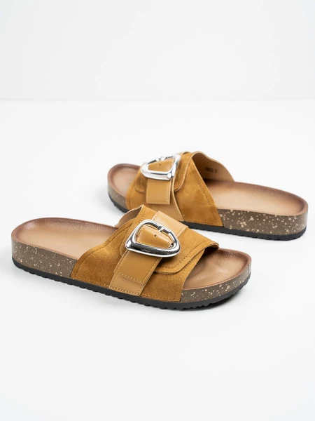 Modne klapki damskie Pepper w kolorze Camel