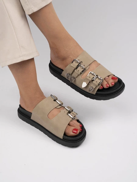 Klapki na koturnie z ozdobnymi klamrami Khaki