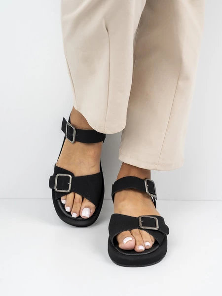 Sandały płaskie z dużymi klamrami w kolorze Black