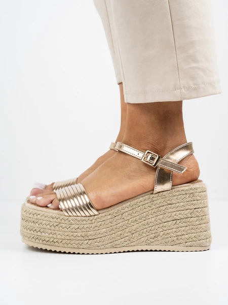Sandały na koturnie z plecionki w kolorze Champagne