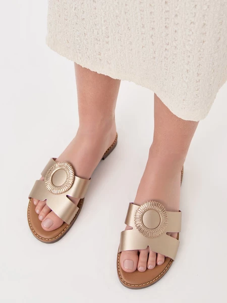 Klapki eleganckie damskie z ozdobną klamrą w kolorze Gold