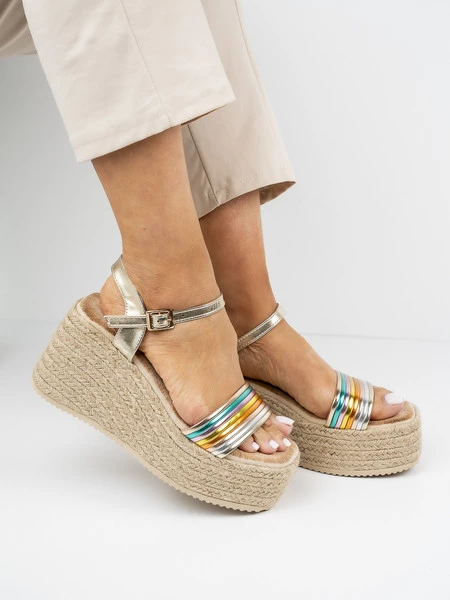 Sandały na koturnie z kolorowymi paskami w kolorze Colorfull