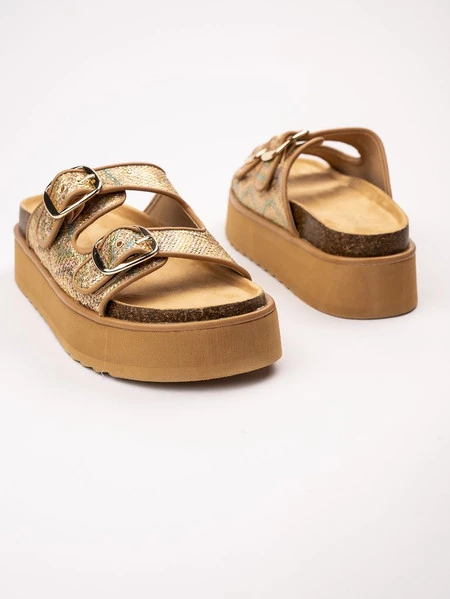 Klapki na koturnie z ozdobnymi klamrami w kolorze Gold