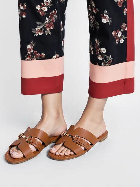 Klapki płaskie damskie z ozdobnym złotym dodatkiem Camel