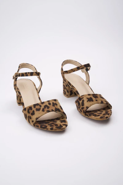 Klapki na koturnie z podwójną klamrą w kolorze LEOPARD