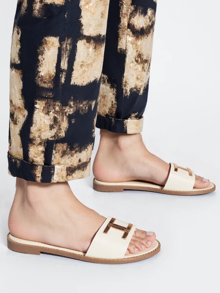 Klapki eleganckie z metaliczną ozdobą White