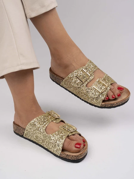 Klapki na koturnie z brokatowymi klamrami w kolorze Gold