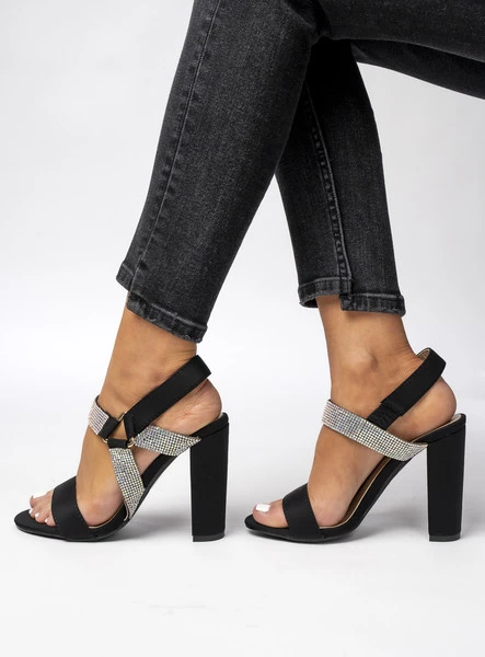 Sandałki na słupku z cyrkoniami NIKITA BLACK