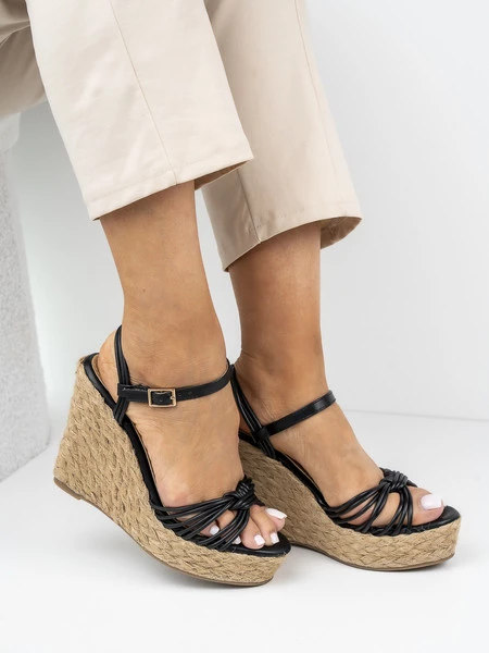 Sandały na koturnie z plecioną podeszwą w kolorze Black