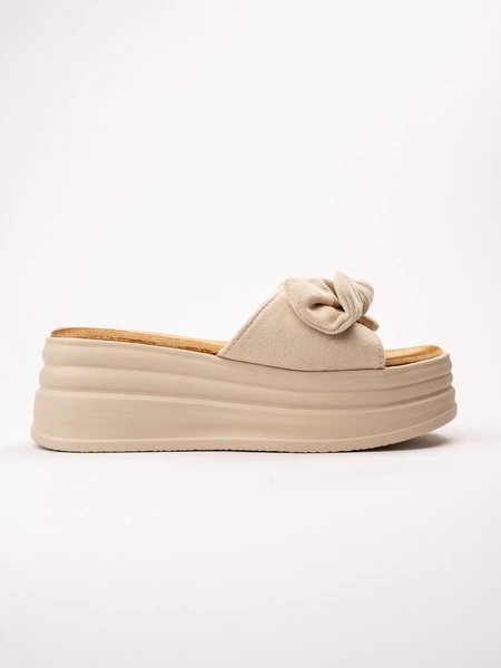 Klapki damskie z kokardą na koturnie w kolorze Beige