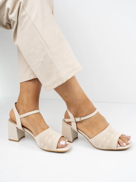 Sandały na obcasie z ażurowym wzorem w kolorze Beige