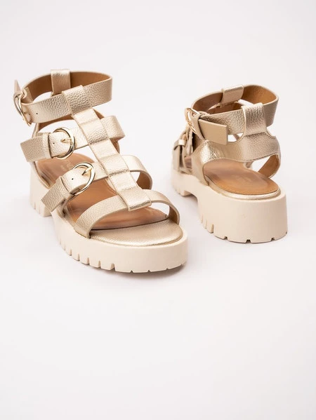 Sandały na koturnie z paskami i klamrami w kolorze Gold