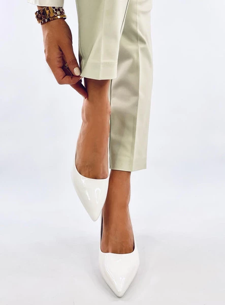 Czółenka na szpilce lakierowane CHARLOTTE WHITE
