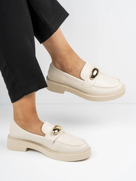 Mokasyny stylowe z metalowym zdobieniem w kolorze Beige