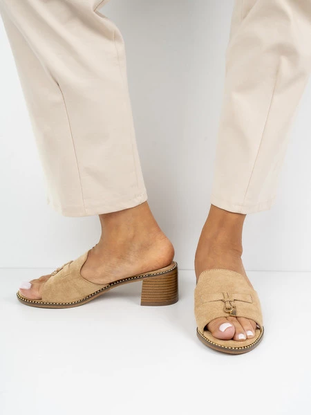 Klapki na obcasie eleganckie z ozdobnym detalem w kolorze Khaki