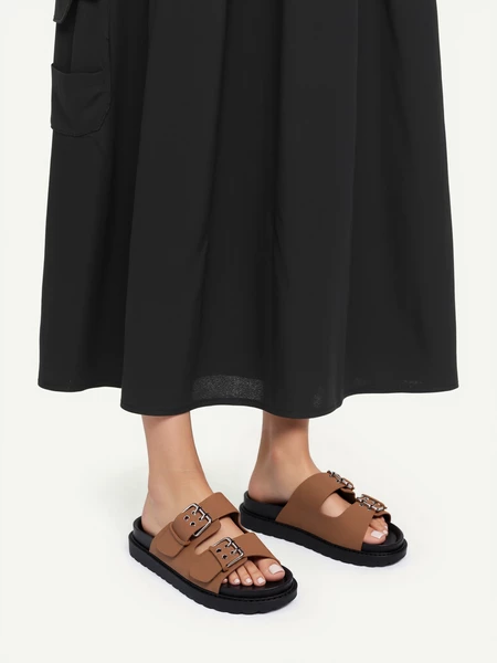 Klapki na koturnie damskie z regulowanymi klamrami w kolorze Camel