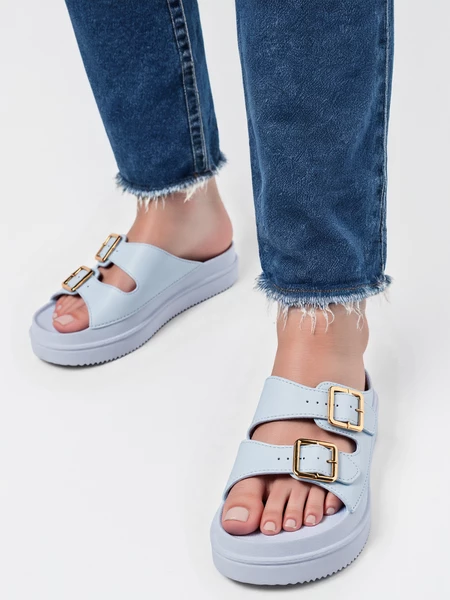 Klapki na koturnie z metalowymi klamrami Blue