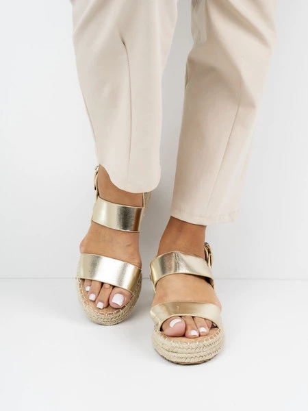 Sandały na koturnie z plecioną podeszwą w kolorze Gold