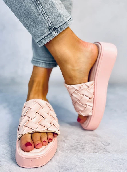Klapki na koturnie INABA PINK
