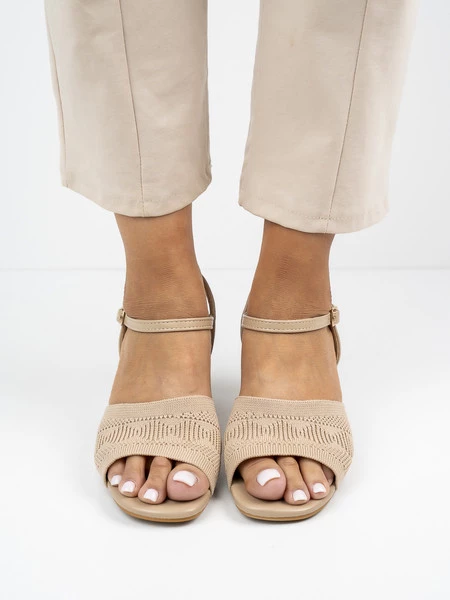 Sandały na obcasie z ażurowym przodem w kolorze Khaki