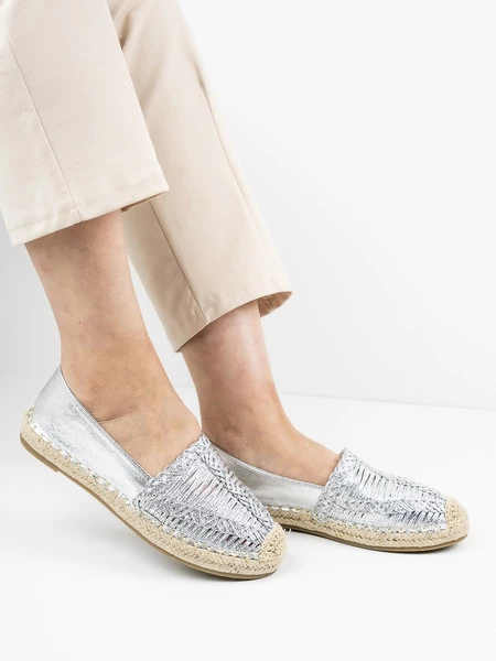 Klapki na obcasie eleganckie z ozdobnym detalem w kolorze Khaki