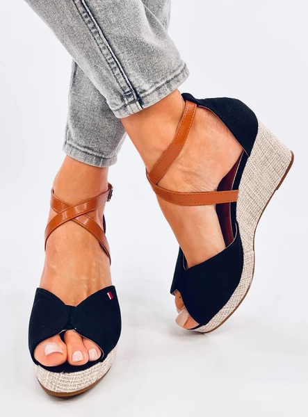 Sandałki na koturnie open toe BERNA BLACK