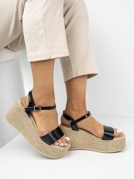 Sandały na koturnie z paskiem i plecioną podeszwą w kolorze Black