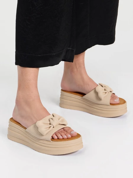 Klapki damskie z kokardą na koturnie w kolorze Beige