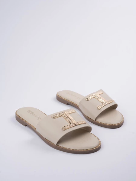 Klapki skórzane damskie z metalicznym zdobieniem Beige