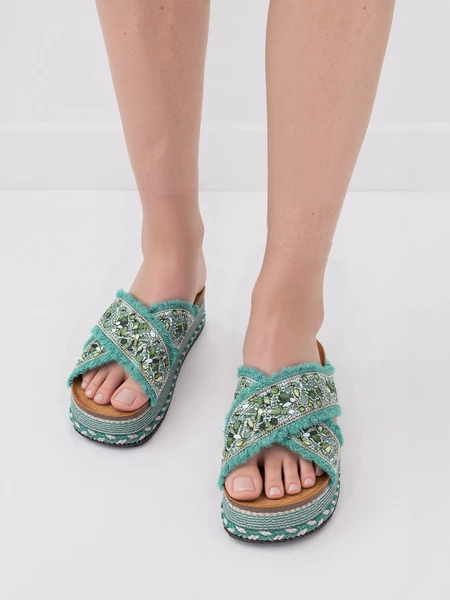 Klapki na koturnie z plecionką GREEN