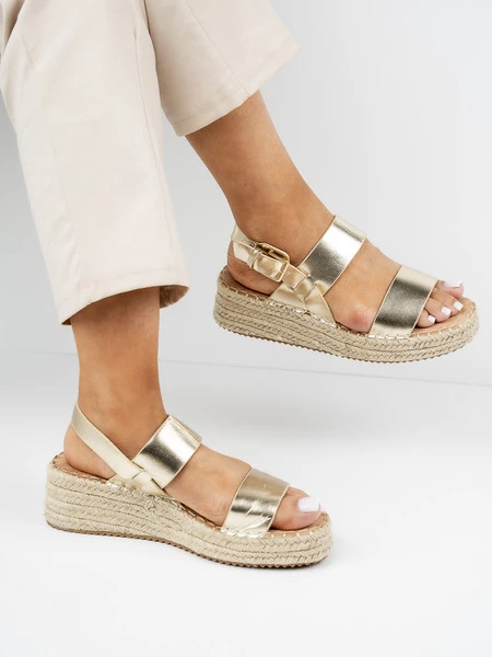 Sandały na koturnie z plecioną podeszwą w kolorze Gold