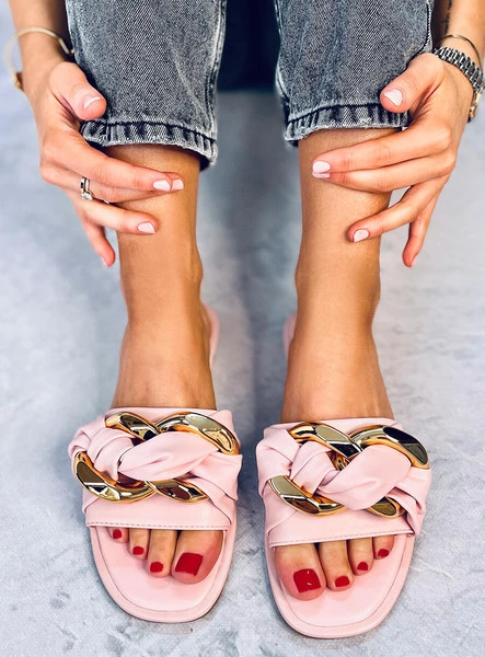 Klapki z łańcuchem TOBIN PINK