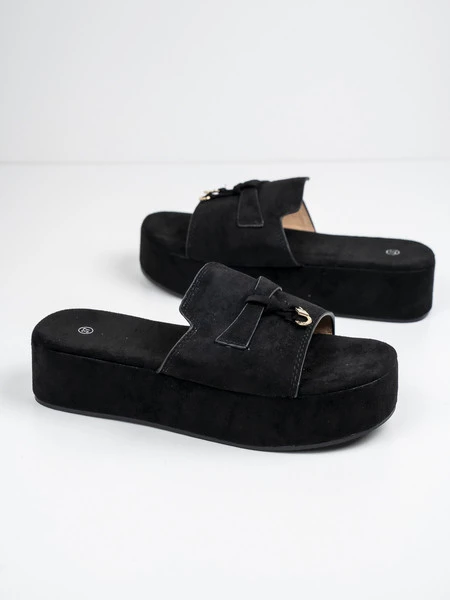 Klapki na koturnie z ozdobną klamrą w kolorze Black
