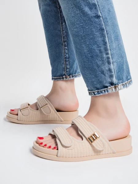 Klapki damskie skórzane z rzepami w kolorze Beige