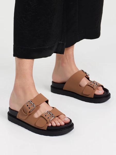 Klapki na koturnie damskie z regulowanymi klamrami w kolorze Camel