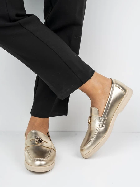 Mokasyny eleganckie ze złotą ozdobą w kolorze Gold